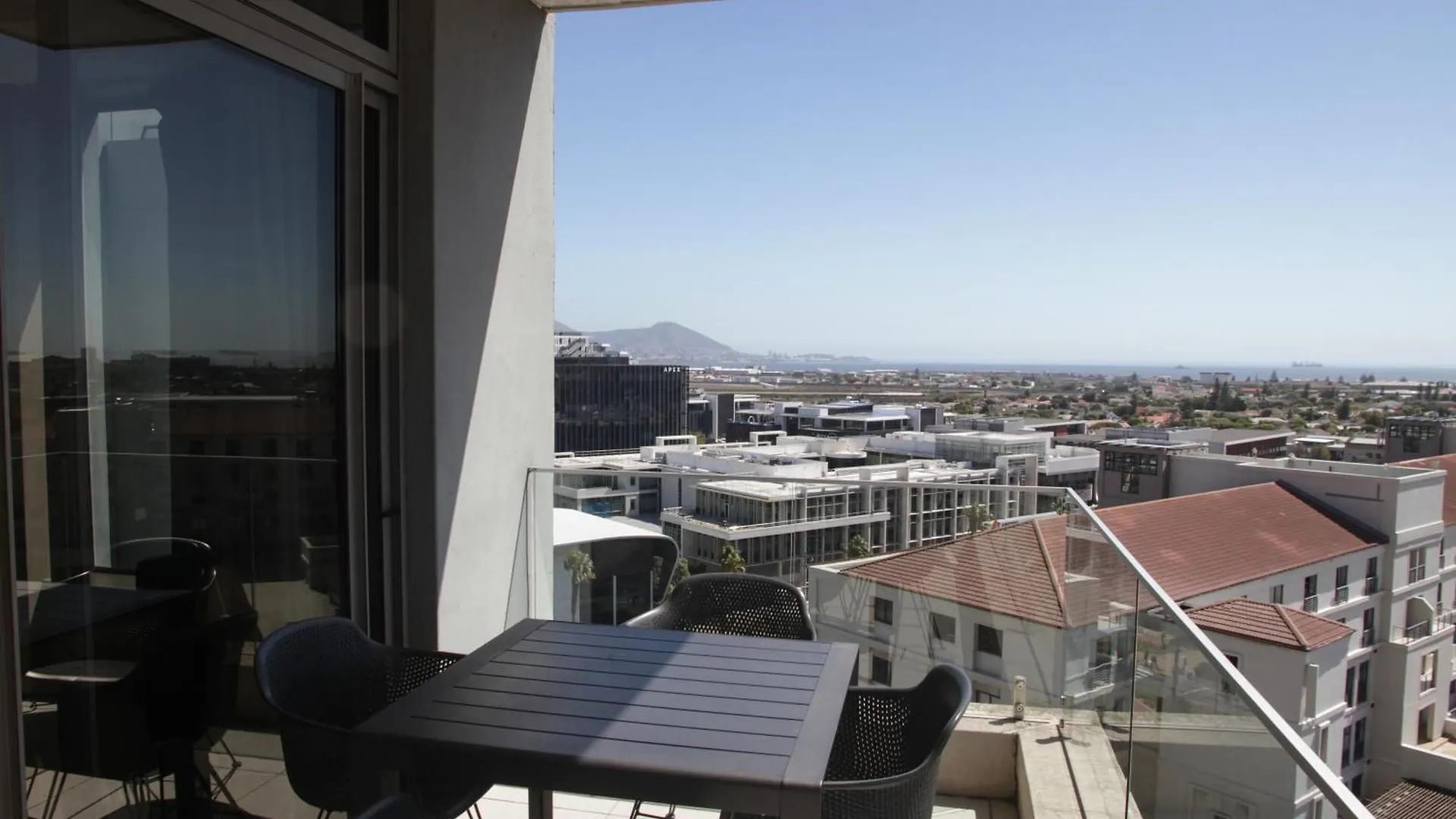 Aparthotel The Residences At Crystal Towers Cape Town